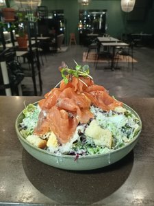 Cäsar-salaatti savulohella